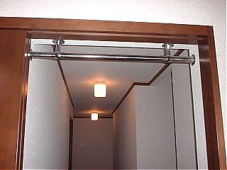 Example of installing horizontal bar on entrance of room on edge of passage