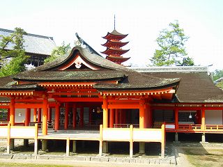 "Maroudosya-haraedono" and Five-Storied Pagoda in Itsukushima