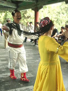 The citizens who have fun with dance and karaoke in Temple of Heaven park